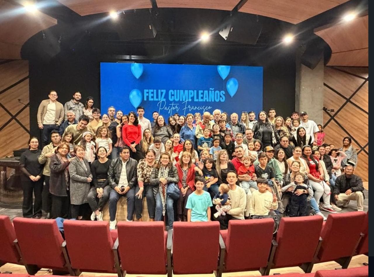 Comunidad de Inspira Church en un momento de adoración